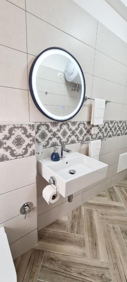 Ferienwohnung 2V1 - Blloku Zy Tirana Exterior foto