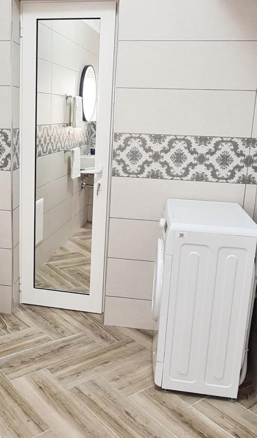 Ferienwohnung 2V1 - Blloku Zy Tirana Exterior foto